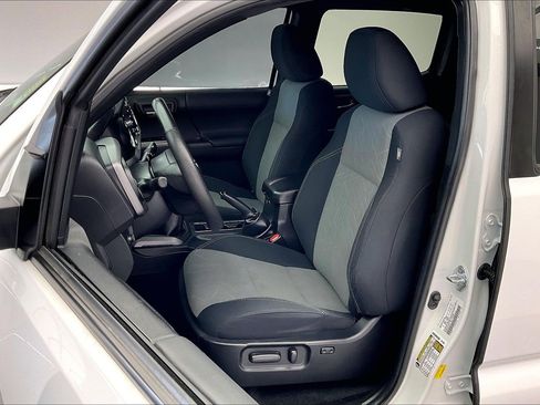 Used 2022 Toyota Tacoma TRD Off-Road image 16