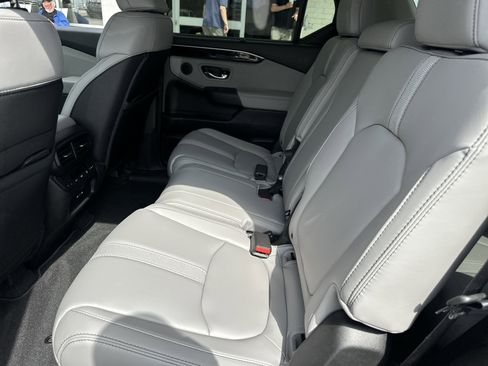 Used 2025 Honda Pilot Touring image 12