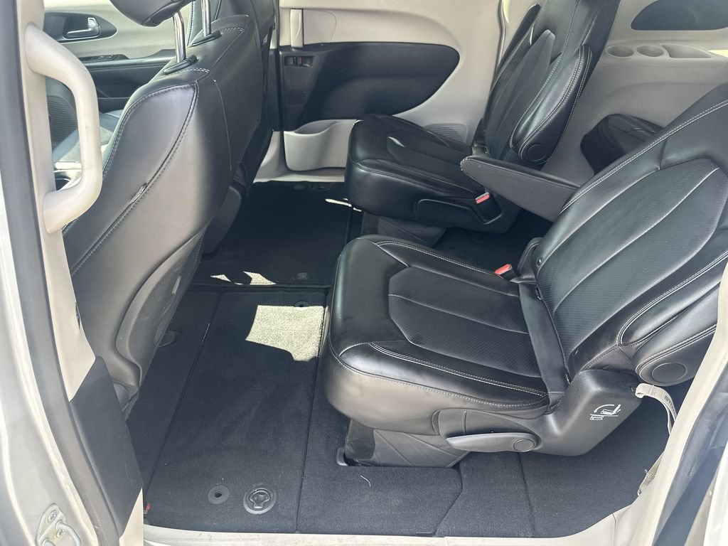 Used 2024 Chrysler Pacifica Touring-L FWD image 19