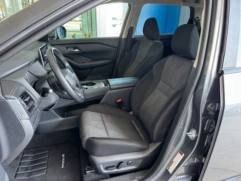 Used 2025 Nissan Rogue SV FWD image 17