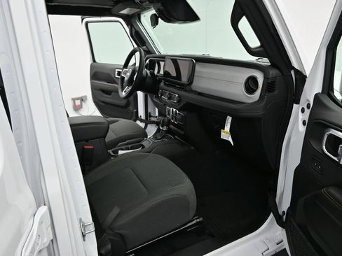 Used 2026 Jeep Wrangler Unlimited Sahara AWD/4WD image 6