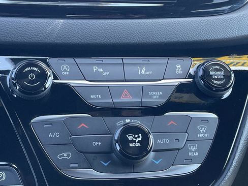 Used 2025 Chrysler Pacifica Select image 28