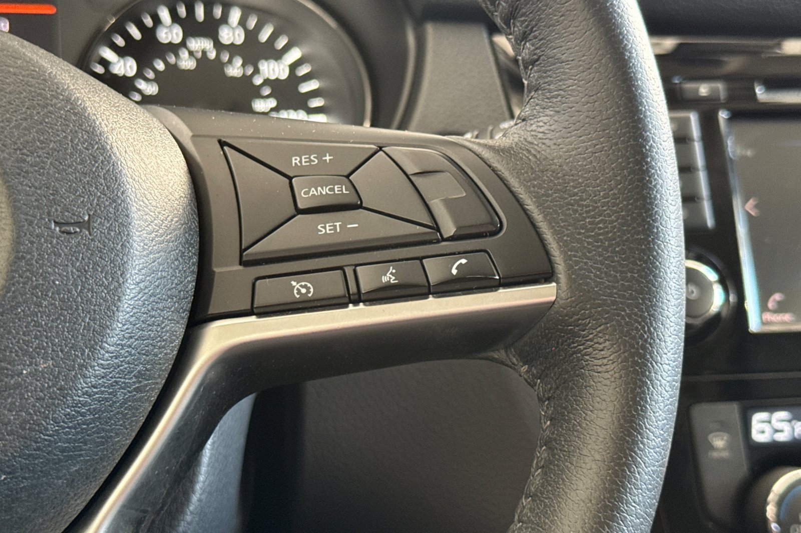 Used 2020 Nissan Rogue SV FWD image 31