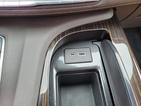 Used 2021 Cadillac Escalade Premium Luxury AWD/4WD image 19