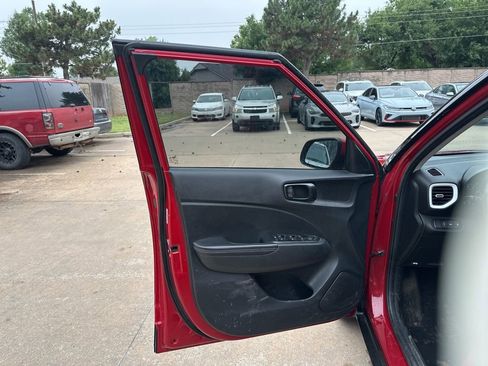 Used 2022 Hyundai Venue Limited FWD image 8