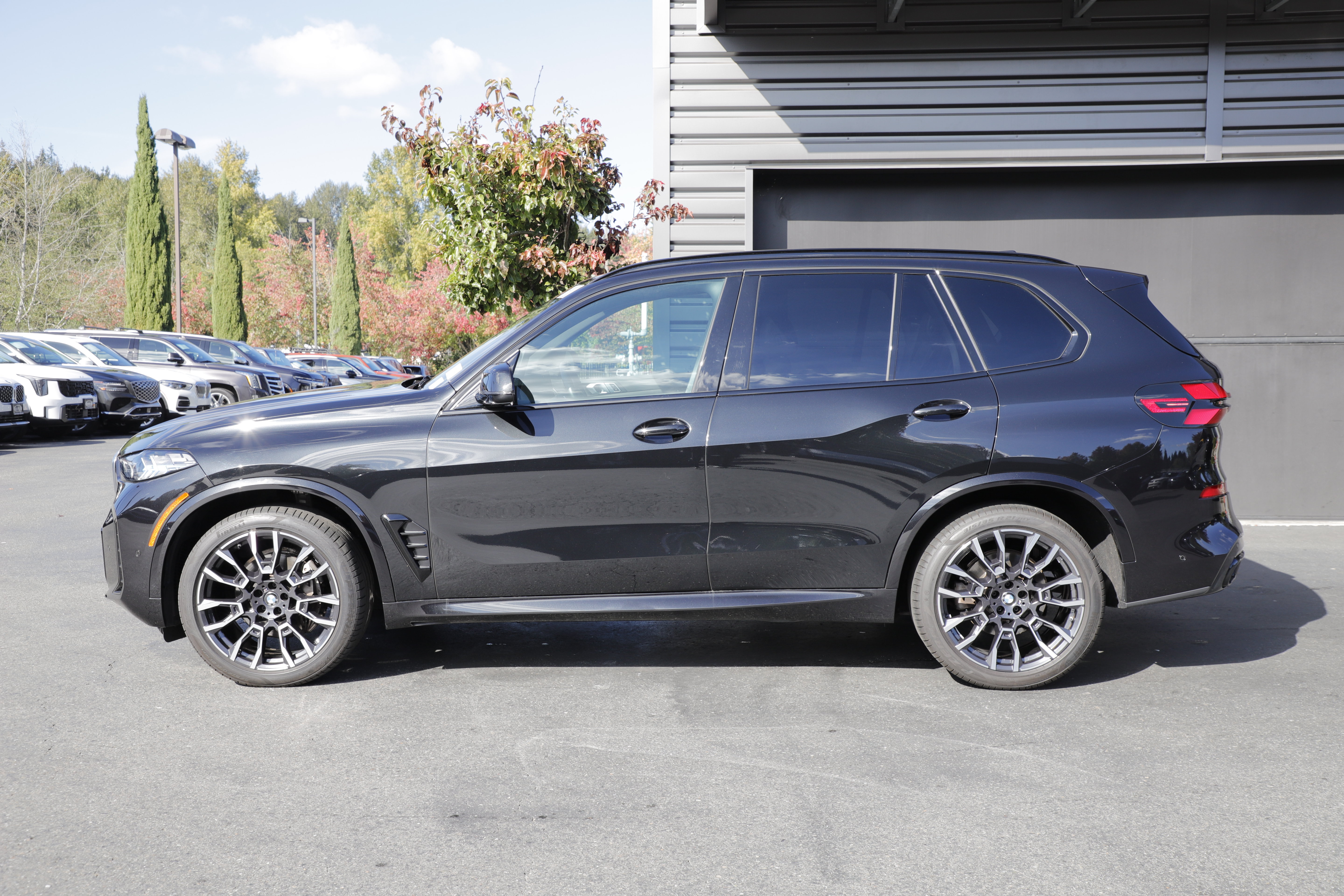 Used 2025 BMW X5 xDrive40i w/ M Sport Package AWD/4WD image 7