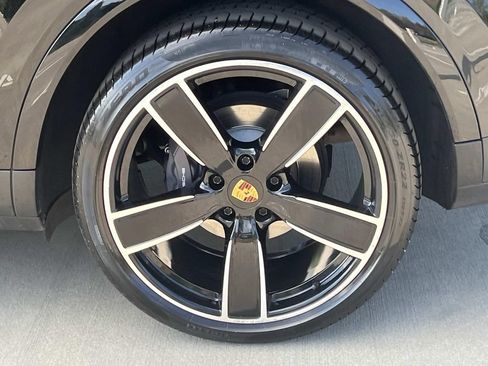 Used 2023 Porsche Cayenne AWD/4WD image 11