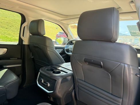 Used 2025 Ford Expedition Active image 27