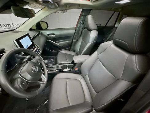 Used 2025 Toyota Corolla Cross XLE w/ Convenience Package FWD image 21