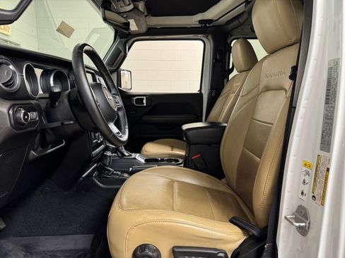Used 2018 Jeep Wrangler Unlimited Sahara AWD/4WD image 12