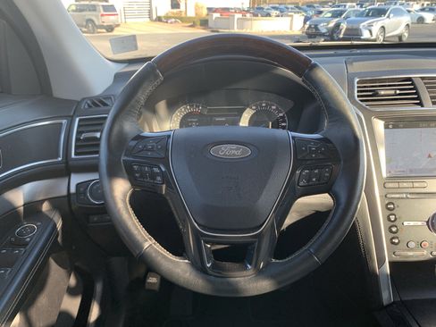 Used 2018 Ford Explorer Platinum image 18