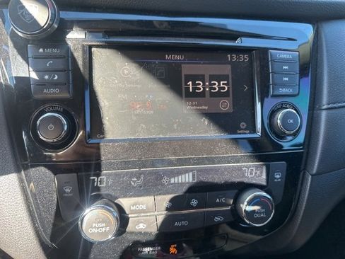 Used 2019 Nissan Rogue SV image 3