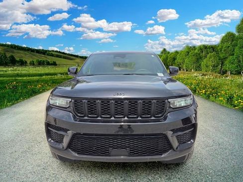 Certified 2024 Jeep Grand Cherokee Altitude RWD image 8