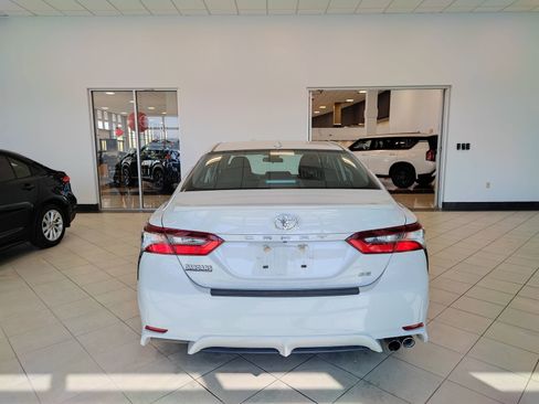 Used 2024 Toyota Camry SE image 4