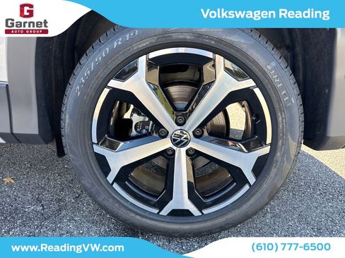 New 2025 Volkswagen Tiguan SE image 9