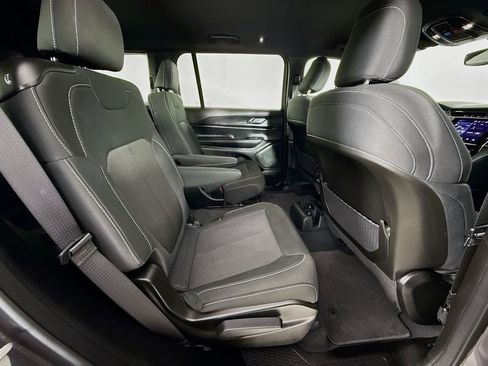 Used 2024 Jeep Grand Cherokee L Laredo image 29