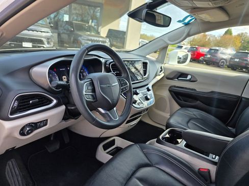 Used 2022 Chrysler Pacifica Touring-L image 9