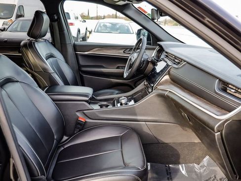 Certified 2024 Jeep Grand Cherokee L Limited w/ Luxury Tech Group II image 20