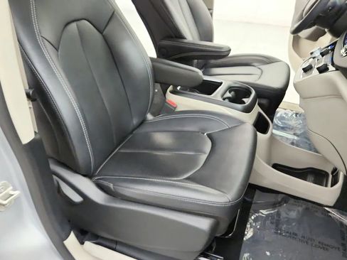 Used 2024 Chrysler Pacifica Touring-L image 36
