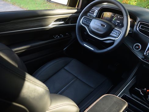 Used 2024 Jeep Wagoneer Series II w/ Premium Group I image 2