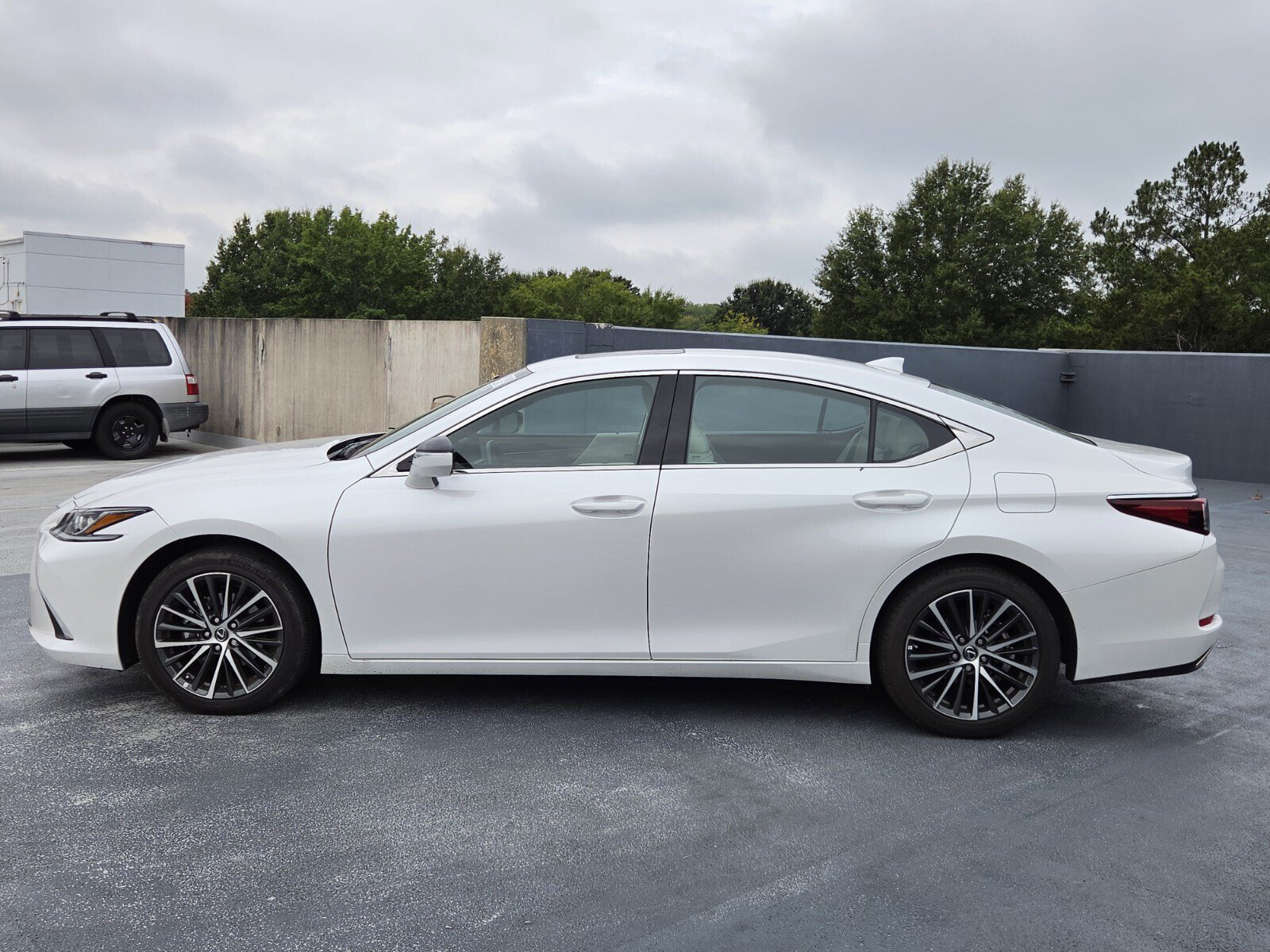 Used 2025 Lexus ES 350 w/ Premium Package FWD image 2