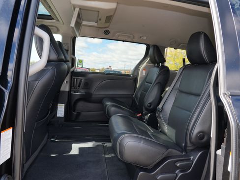 Used 2020 Toyota Sienna SE Premium w/ Nightshade Edition FWD image 18