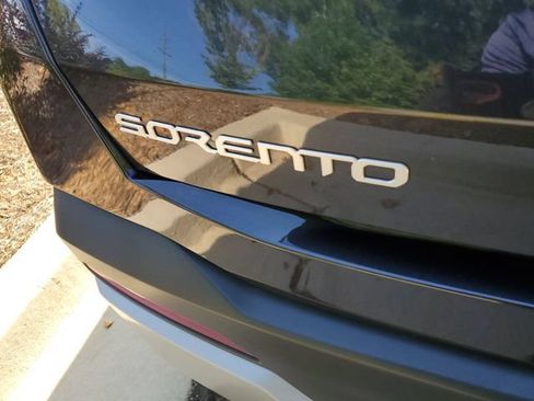 Used 2025 Kia Sorento LX FWD image 8