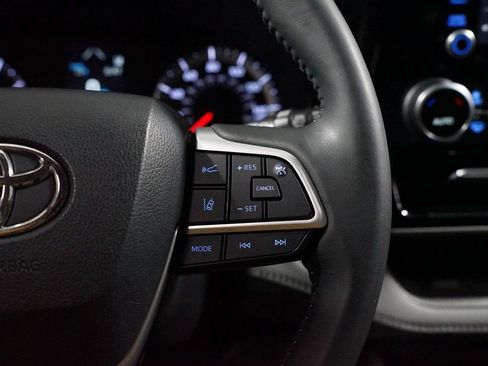 Used 2022 Toyota Highlander LE FWD image 13