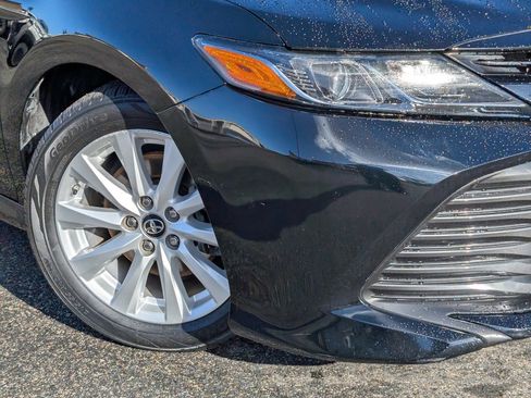 Used 2018 Toyota Camry LE image 10