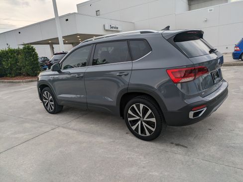 Certified 2024 Volkswagen Taos SE FWD image 6