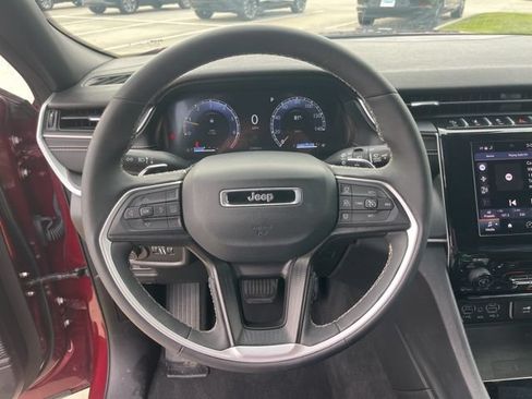 Used 2025 Jeep Grand Cherokee Altitude AWD/4WD image 18