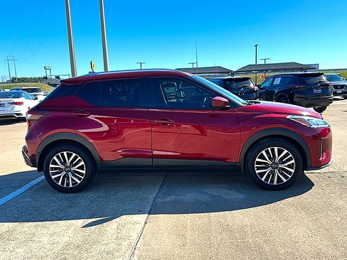 Used 2023 Nissan Kicks SV image 9
