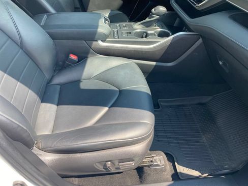 Used 2022 Toyota Highlander XLE AWD/4WD image 24