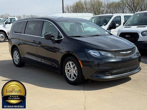Used 2023 Chrysler Voyager LX image 3
