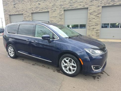 Used 2017 Chrysler Pacifica Touring-L w/ Tire & Wheel Group FWD image 2