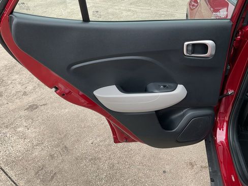 Used 2025 Hyundai Venue SEL FWD image 15