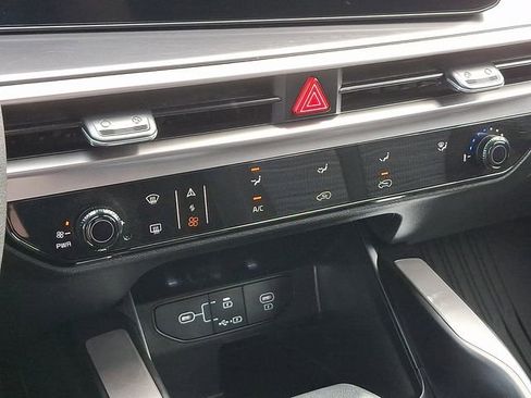 Certified 2025 Kia Sorento LX FWD image 17