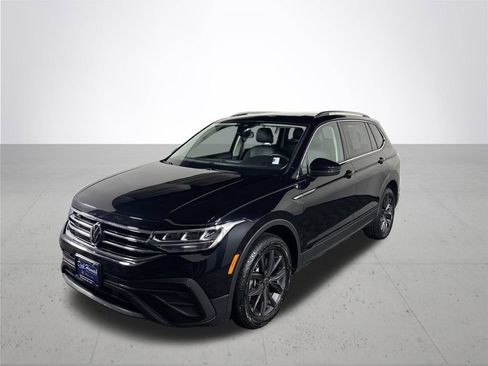 Used 2022 Volkswagen Tiguan SE w/ Panoramic Sunroof Package image 2