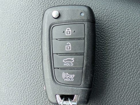 Used 2025 Hyundai Elantra SE FWD image 32