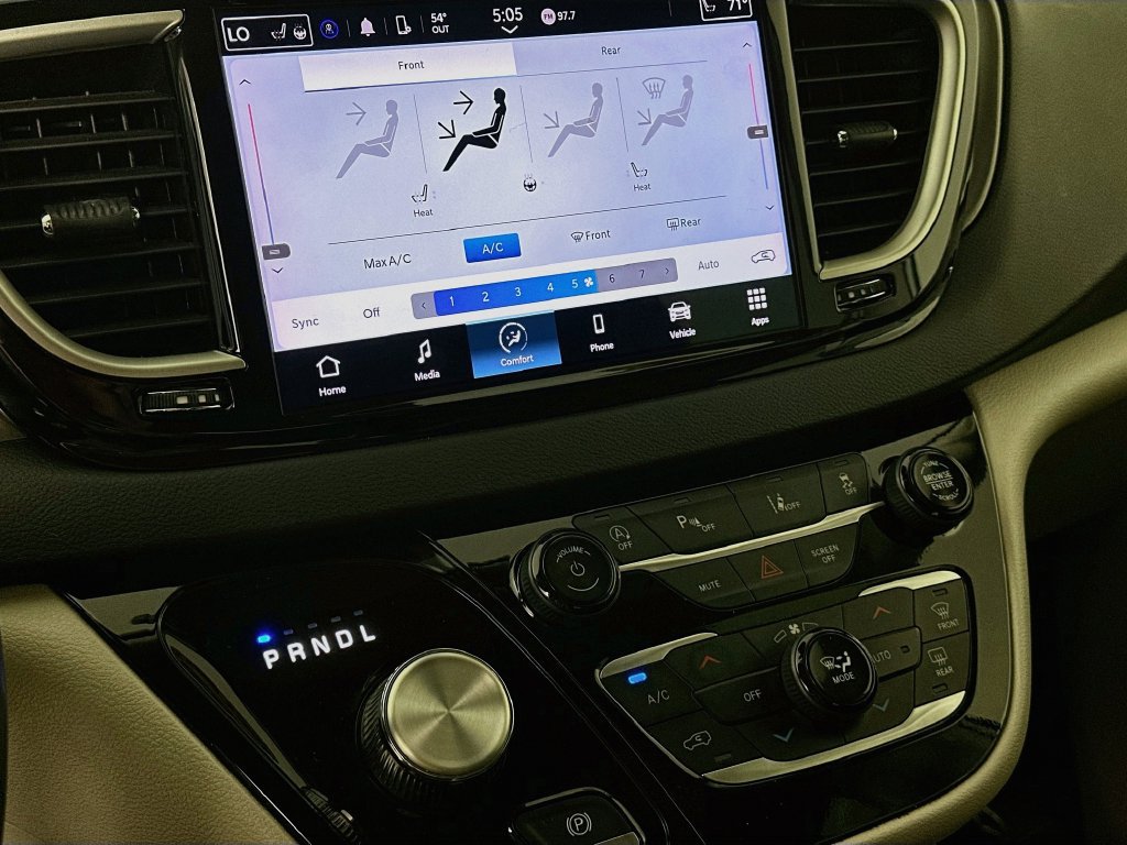 Certified 2024 Chrysler Pacifica Touring-L FWD image 24