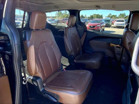Used 2017 Chrysler Pacifica Limited image 19