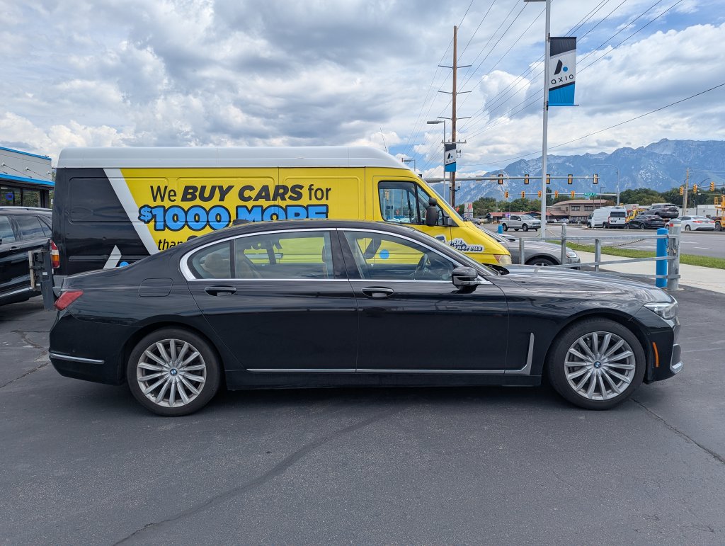 Used 2022 BMW 740i w/ Premium Package RWD image 2