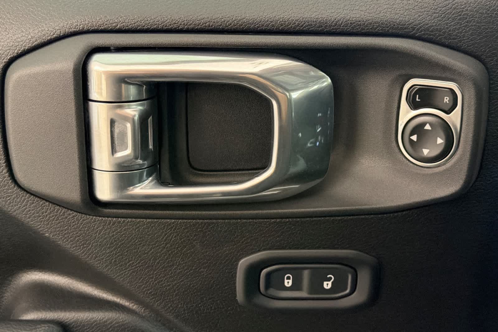 Used 2024 Jeep Wrangler Unlimited AWD/4WD image 13
