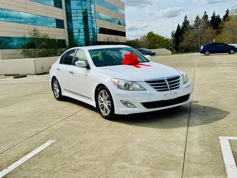Used 2014 Hyundai Genesis 3.8 RWD image 2