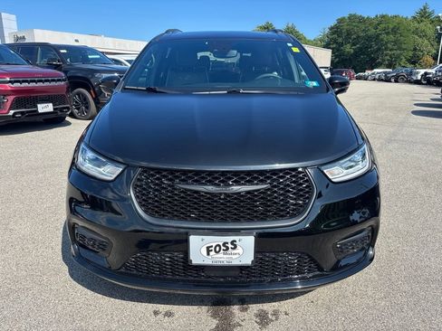 Certified 2022 Chrysler Pacifica Limited w/ S Appearance Package FWD image 8