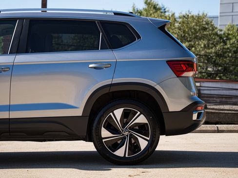Certified 2023 Volkswagen Taos SE AWD/4WD image 4