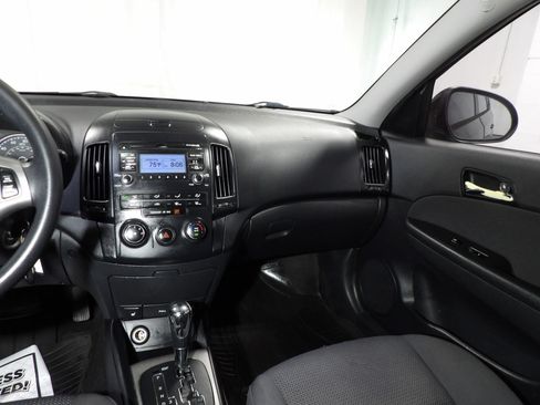 Used 2010 Hyundai Elantra SE FWD image 13
