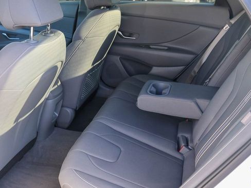 Used 2025 Hyundai Elantra SEL image 12