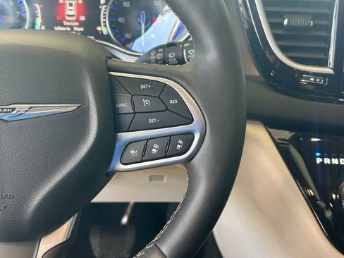 Used 2024 Chrysler Pacifica Touring-L image 39