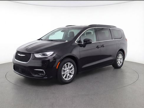 Used 2024 Chrysler Pacifica Touring-L image 3